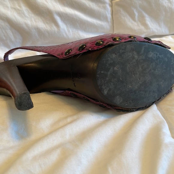 Manolo Blahnik purple snakeskin heels - Picture 3 of 9